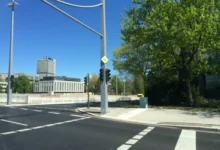 letní ulice se stromy v pozadí