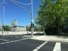 letní ulice se stromy v pozadí
