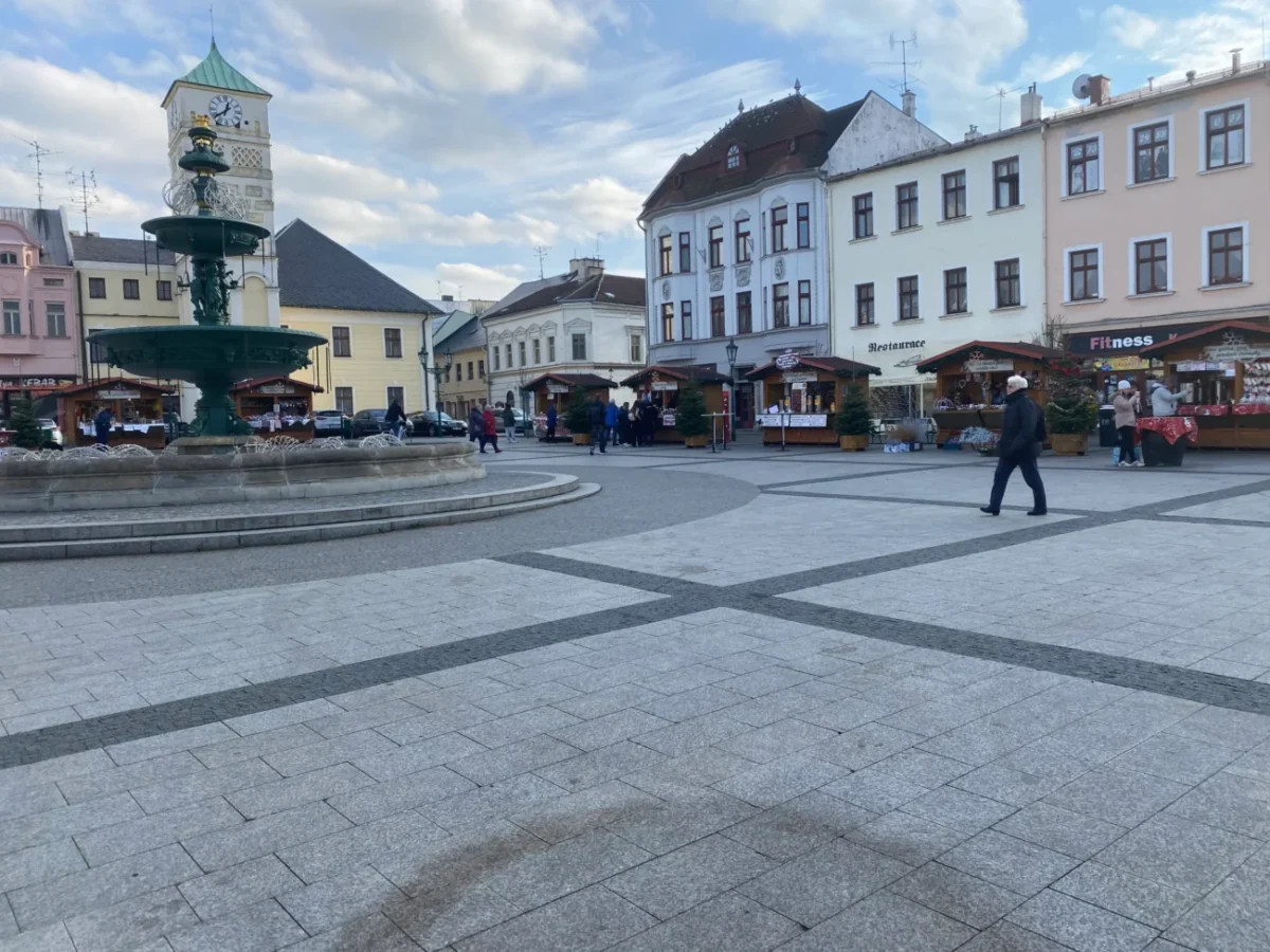 malé městečko a náměstí