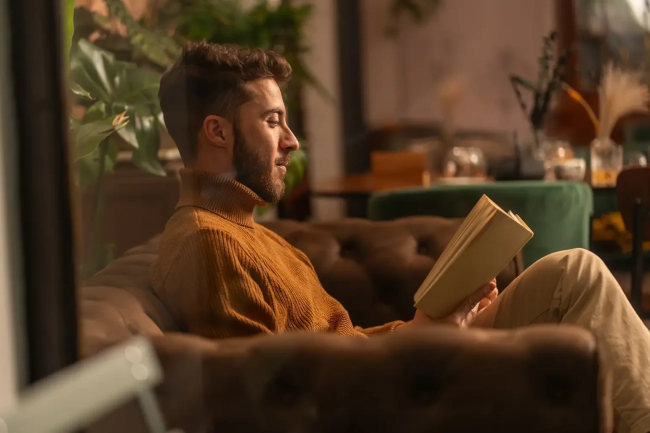 Četba kvalitní literatury rozšiřuje všeobecný přehled Shutterstock | TVGURU.cz muž čte