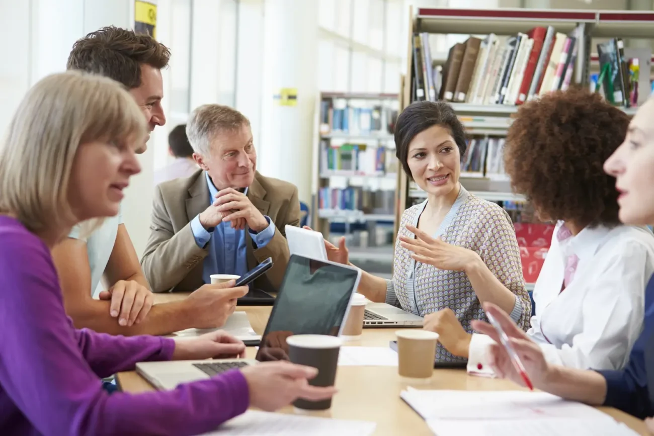 S dobrým všeobecným přehledem nebudete ve společnosti za hlupáka Shutterstock | TVGURU.cz diskutující lidé