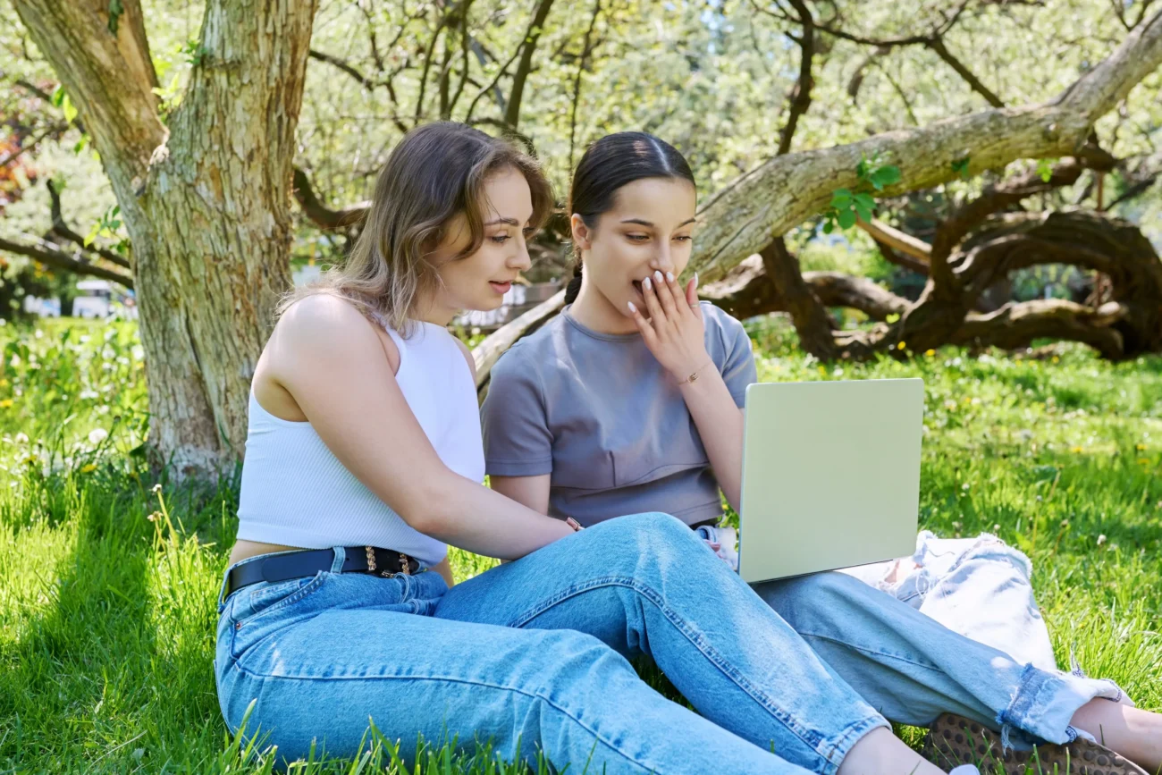 shutterstock_2312723755 1 | TVGURU.cz Dvě ženy s notebookem.