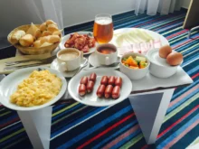 jídlo na stole, uzeniny, párky a další na snídani