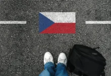 Muž stojí u české vlajky.