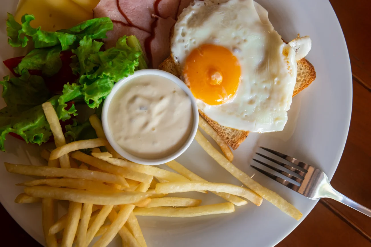Toast s vejcem a hranolky.