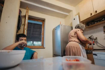 Babička s vnukem jsou v kuchyni.
