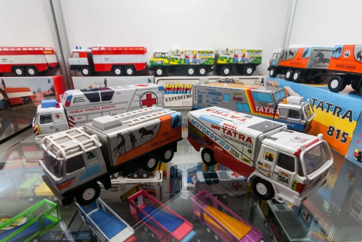 Několik hraček aut Tatra ve vitríně.
