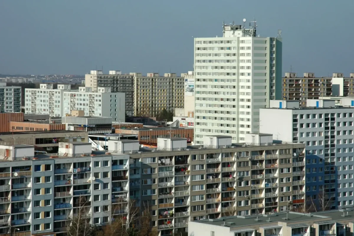 Pohled na panelové domy v Praze.