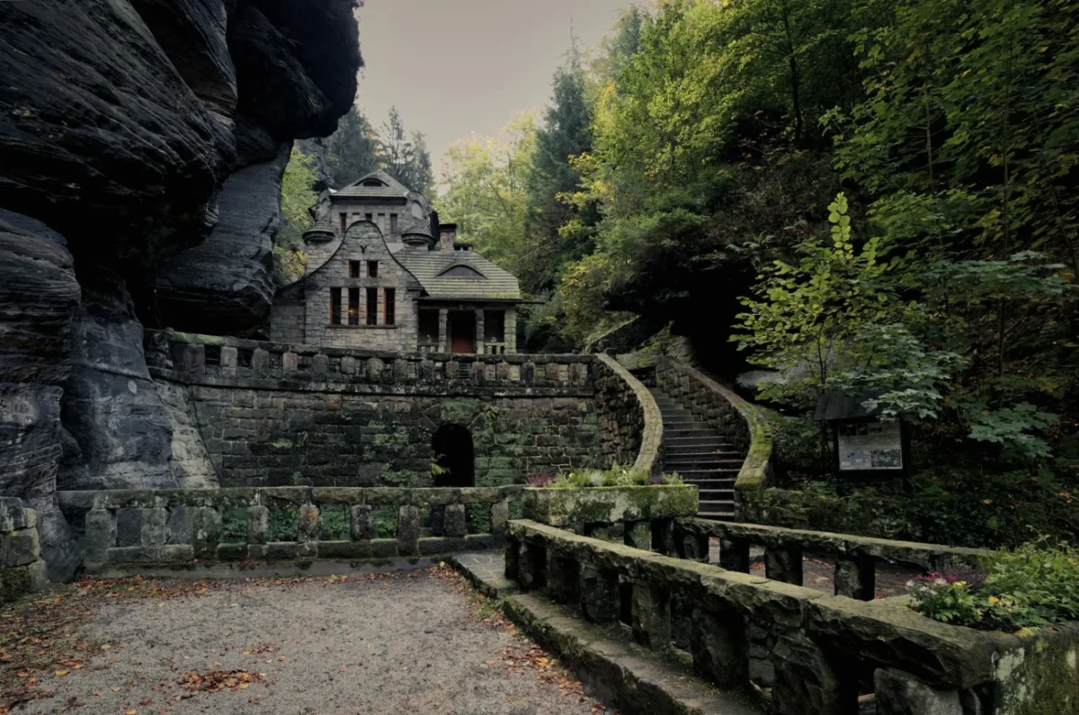 Kamenná pevnost v lese.