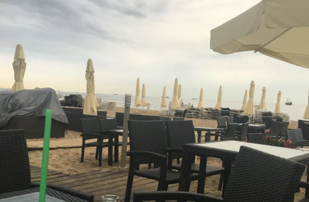 zatažené nebe nad slunečníky v červenci 2025