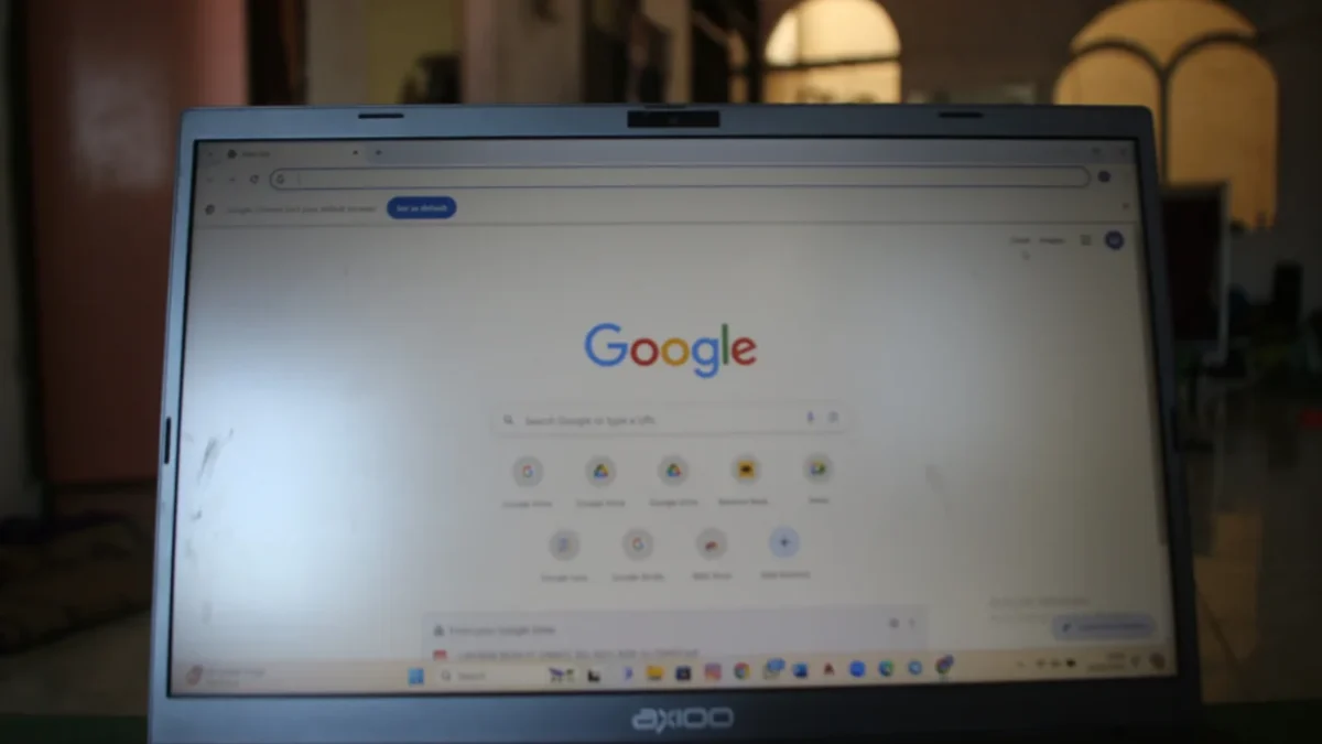 Na notebooku je otevřený Google.