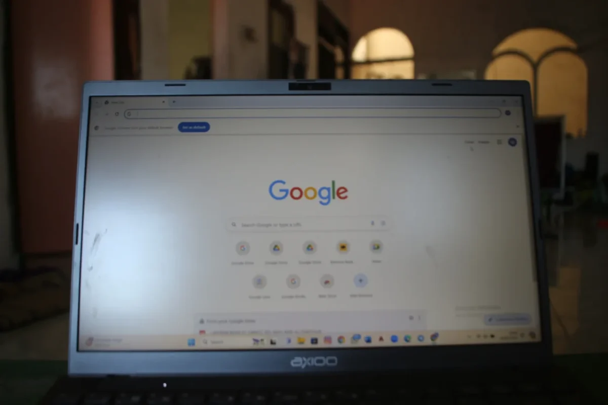 Na notebooku je otevřený Google.