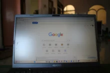 Na notebooku je otevřený Google.