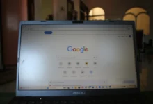 Na notebooku je otevřený Google.