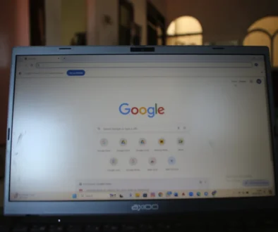 Na notebooku je otevřený Google.