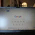 Na notebooku je otevřený Google.