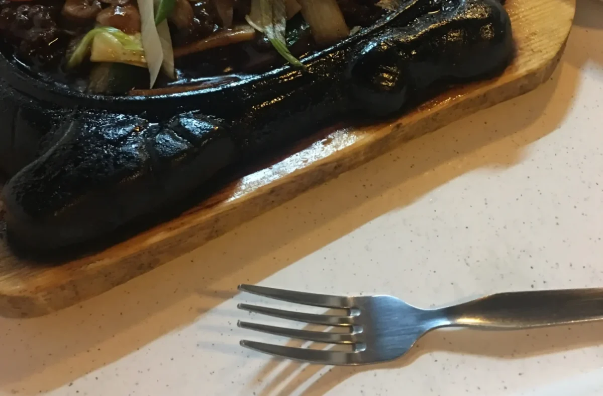 stříbrná vidlička položená na stole