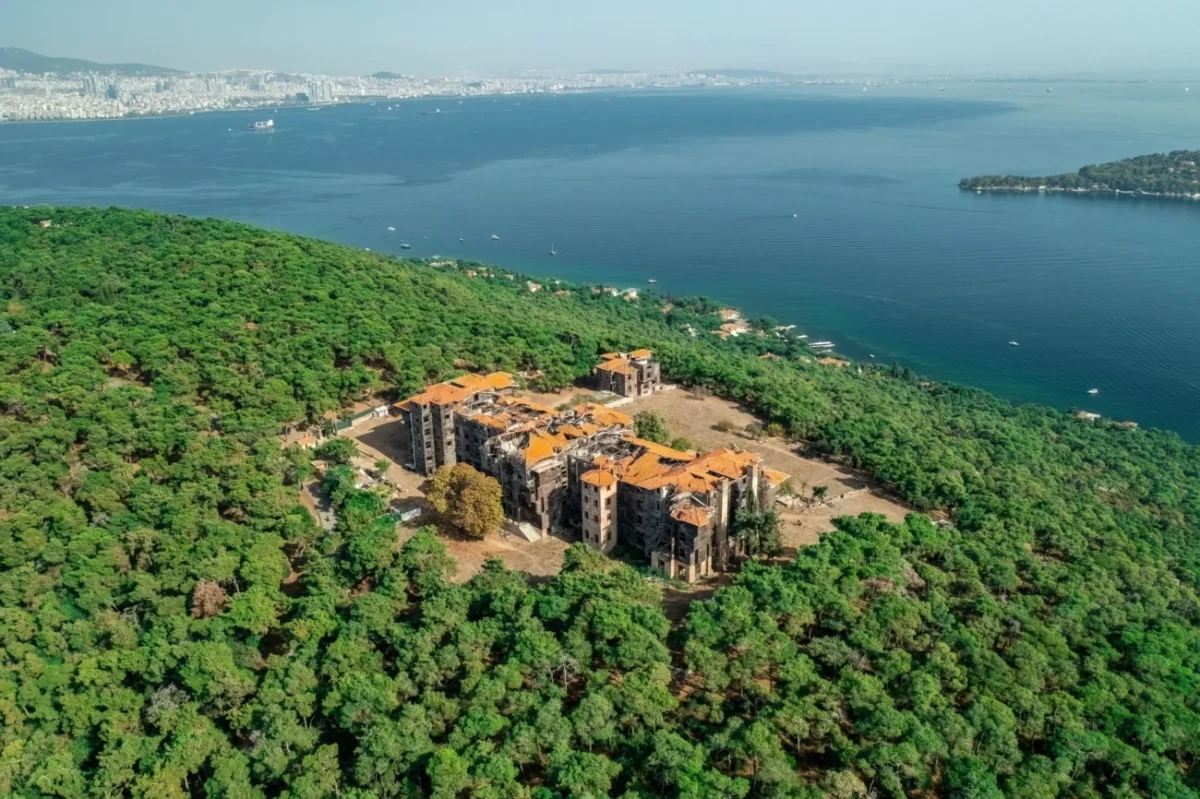 Opuštěný dům uprostřed lesa u moře.