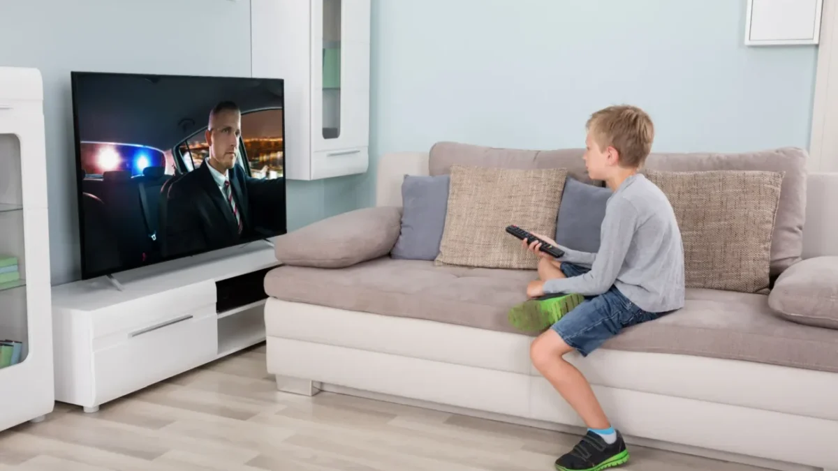 chlapec sleduje televizi