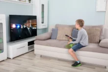 chlapec sleduje televizi