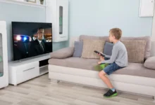 chlapec sleduje televizi