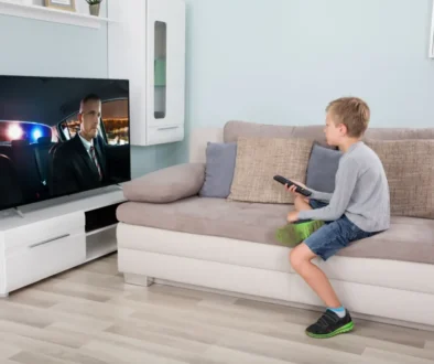 chlapec sleduje televizi