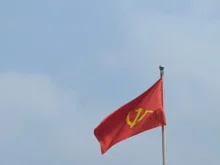 komunistická vlajka vlaje na stožáru
