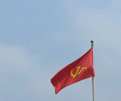 komunistická vlajka vlaje na stožáru