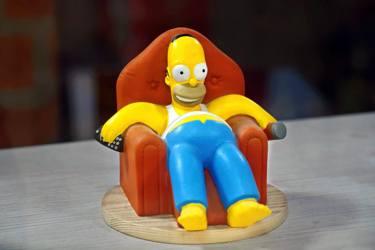 shutterstock_2467898455-2 | TVGURU.cz Homer Simpson hračka.