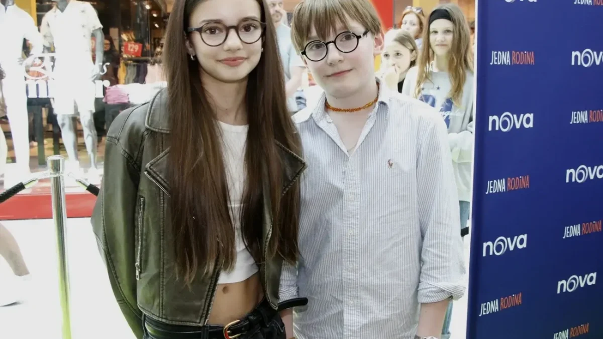 dívka s chlapcem stojí vedle sebe