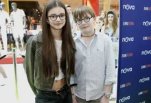 dívka s chlapcem stojí vedle sebe