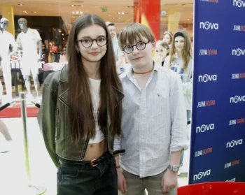 dívka s chlapcem stojí vedle sebe