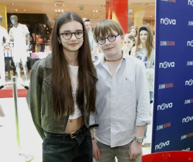 dívka s chlapcem stojí vedle sebe
