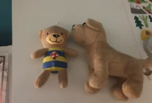 plyšový pes hračka s medvídkem