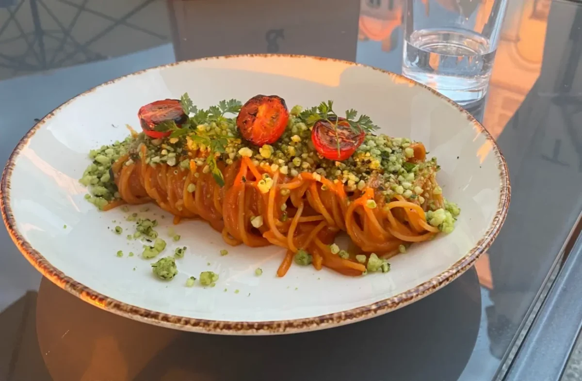 těstoviny na talíři