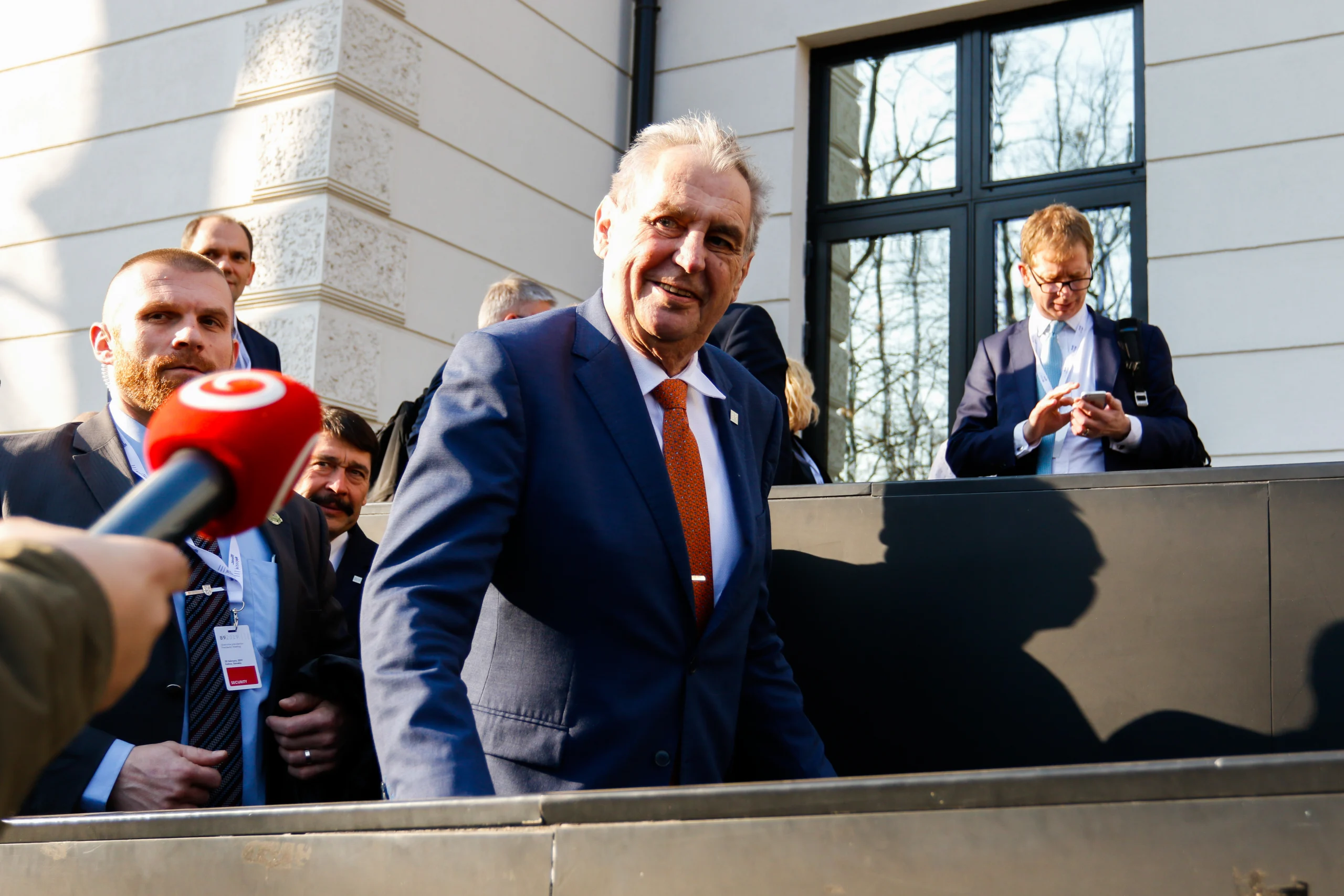 shutterstock_1331245889 | TVGURU.cz Miloš Zeman přichází na tribunu, usmívá se (2019).
