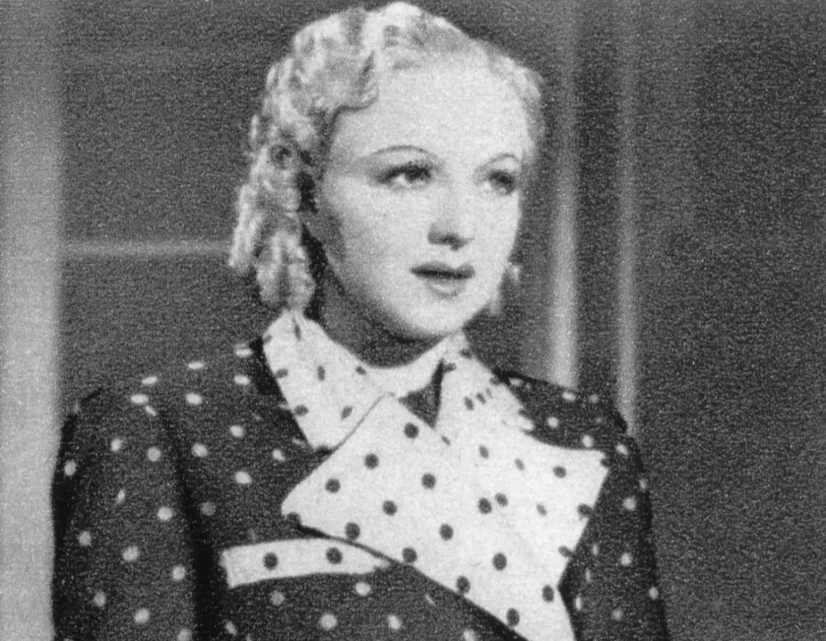 Mladá herečka Věra Ferbasová na staré fotografii