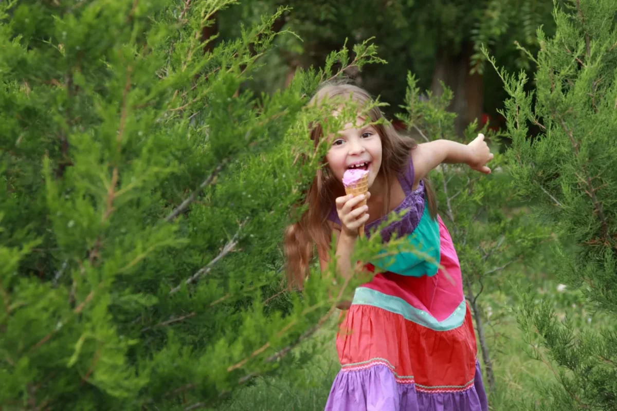 Holčička si dává zmrzlinu.