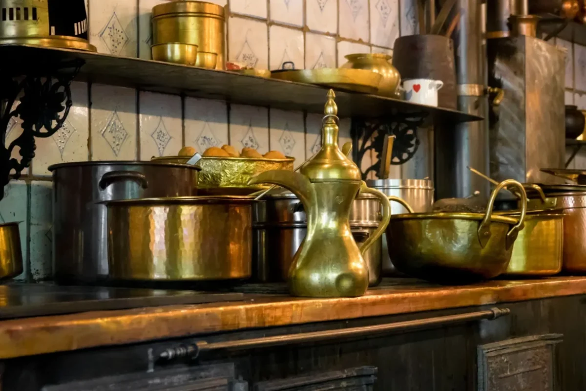 retro kuchyňská linka s nídobím