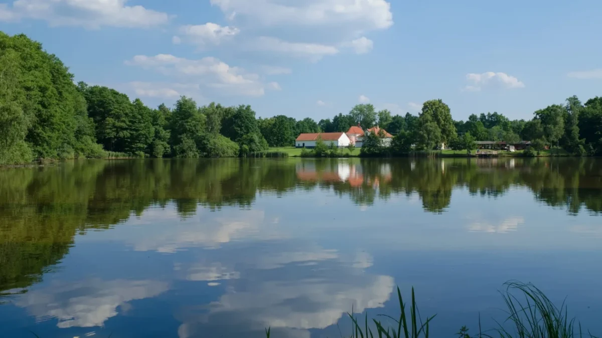Rybník se stavením.