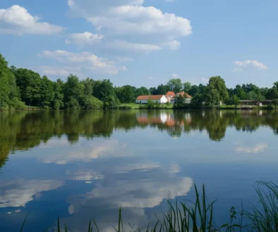 Rybník se stavením.