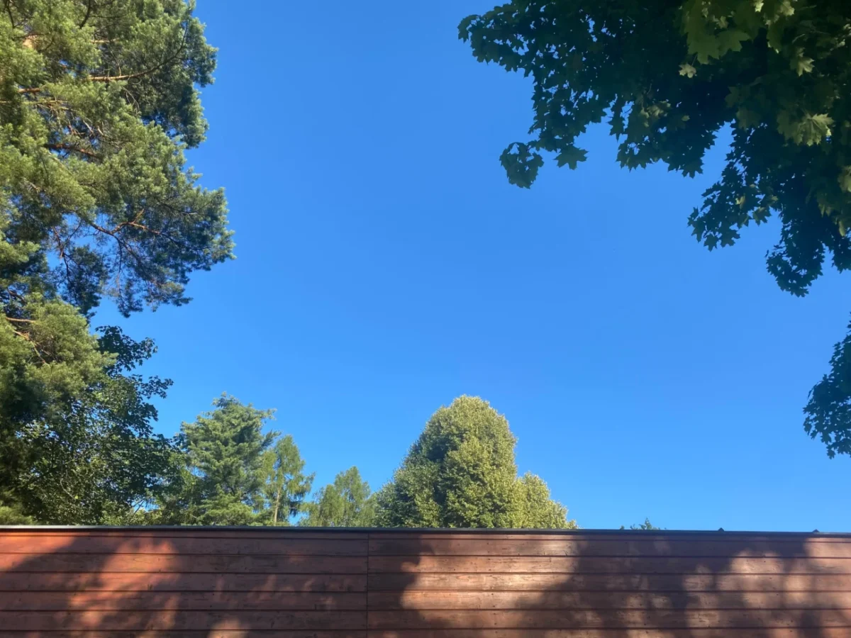 nebe v létě nad střechou domu