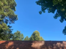 nebe v létě nad střechou domu