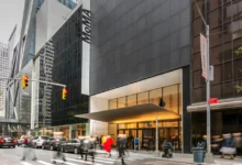 Muzeum moderního umění na newyorském Manhattanu - fasáda, vchod.