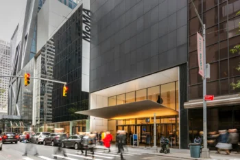 Muzeum moderního umění na newyorském Manhattanu - fasáda, vchod.