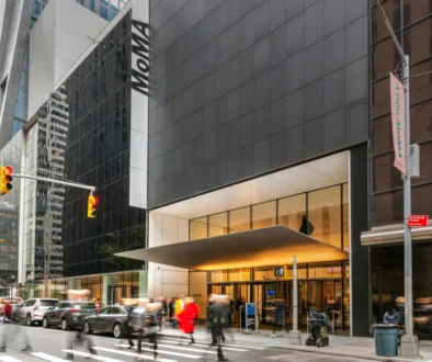 Muzeum moderního umění na newyorském Manhattanu - fasáda, vchod.