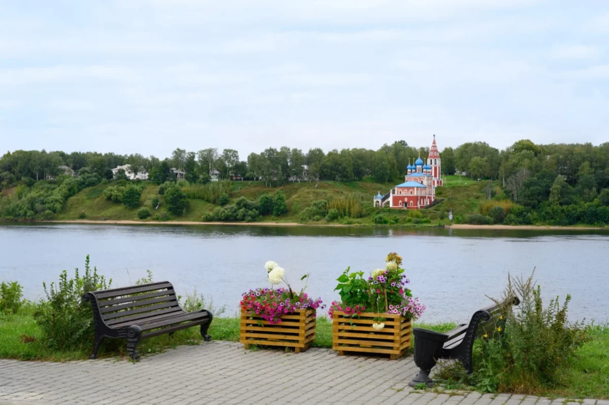 Lavičky u řeky Volhy.