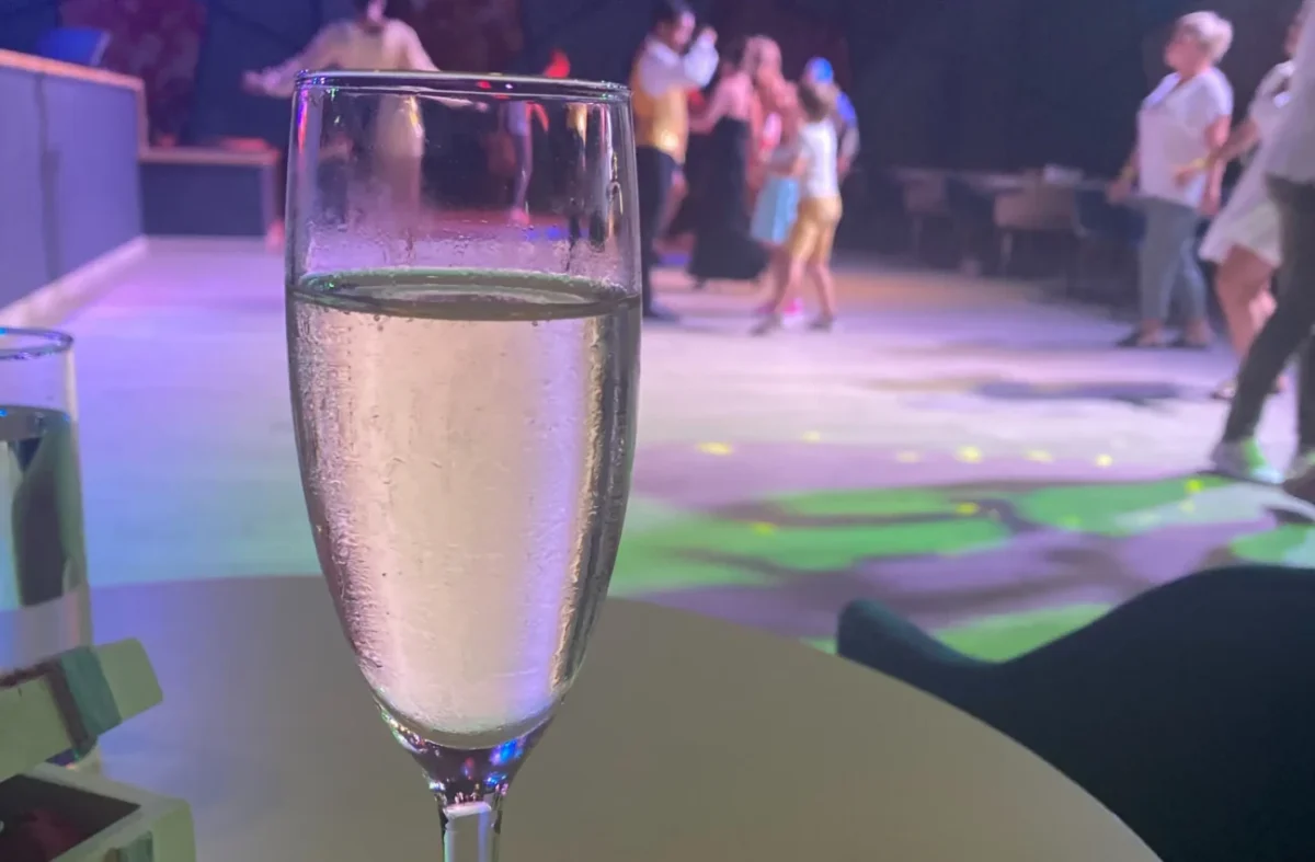 šampaňské na stole