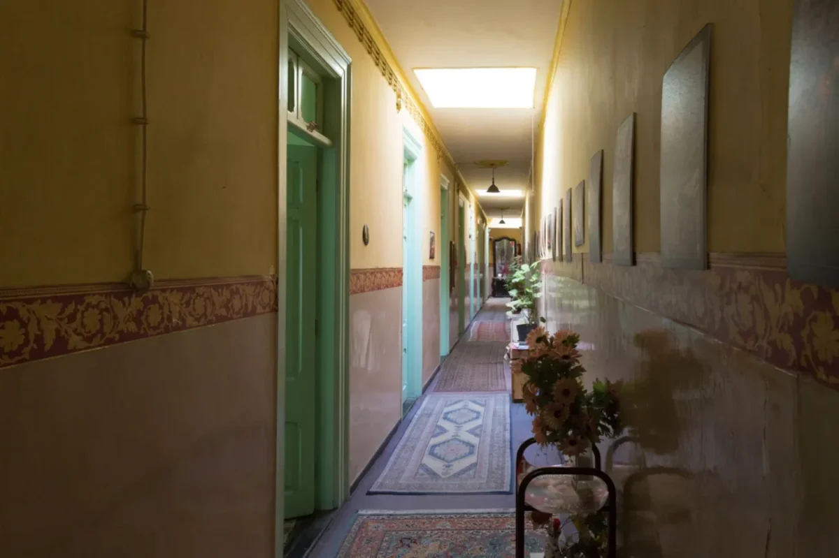 chodba s tkanými koberci