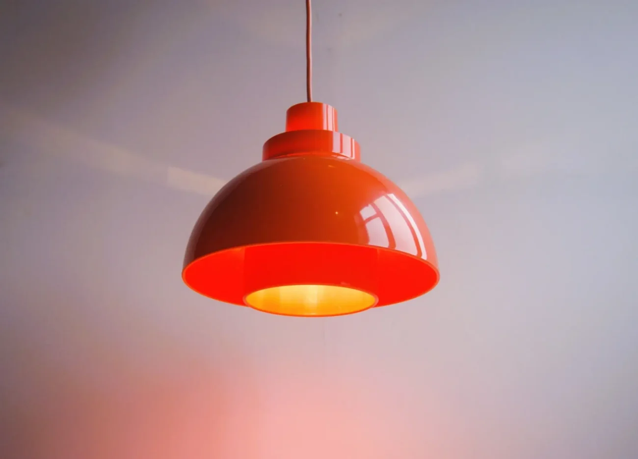 Shutterstock_2603204459 | TVGURU.cz retro oranžový lustr